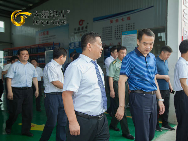 嘉祥縣縣委書記周生宏，視察天蘊漆業(yè)公司