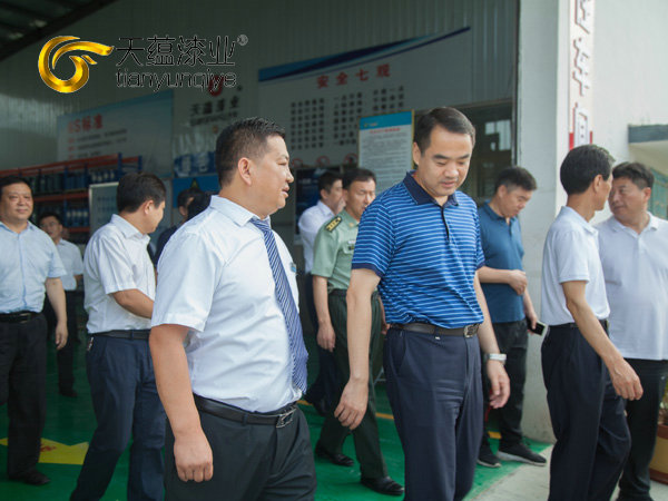 嘉祥縣縣委書記周生宏，視察天蘊漆業(yè)公司