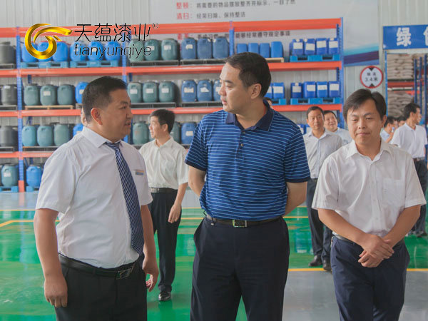 嘉祥縣縣委書記周生宏，視察天蘊漆業(yè)公司